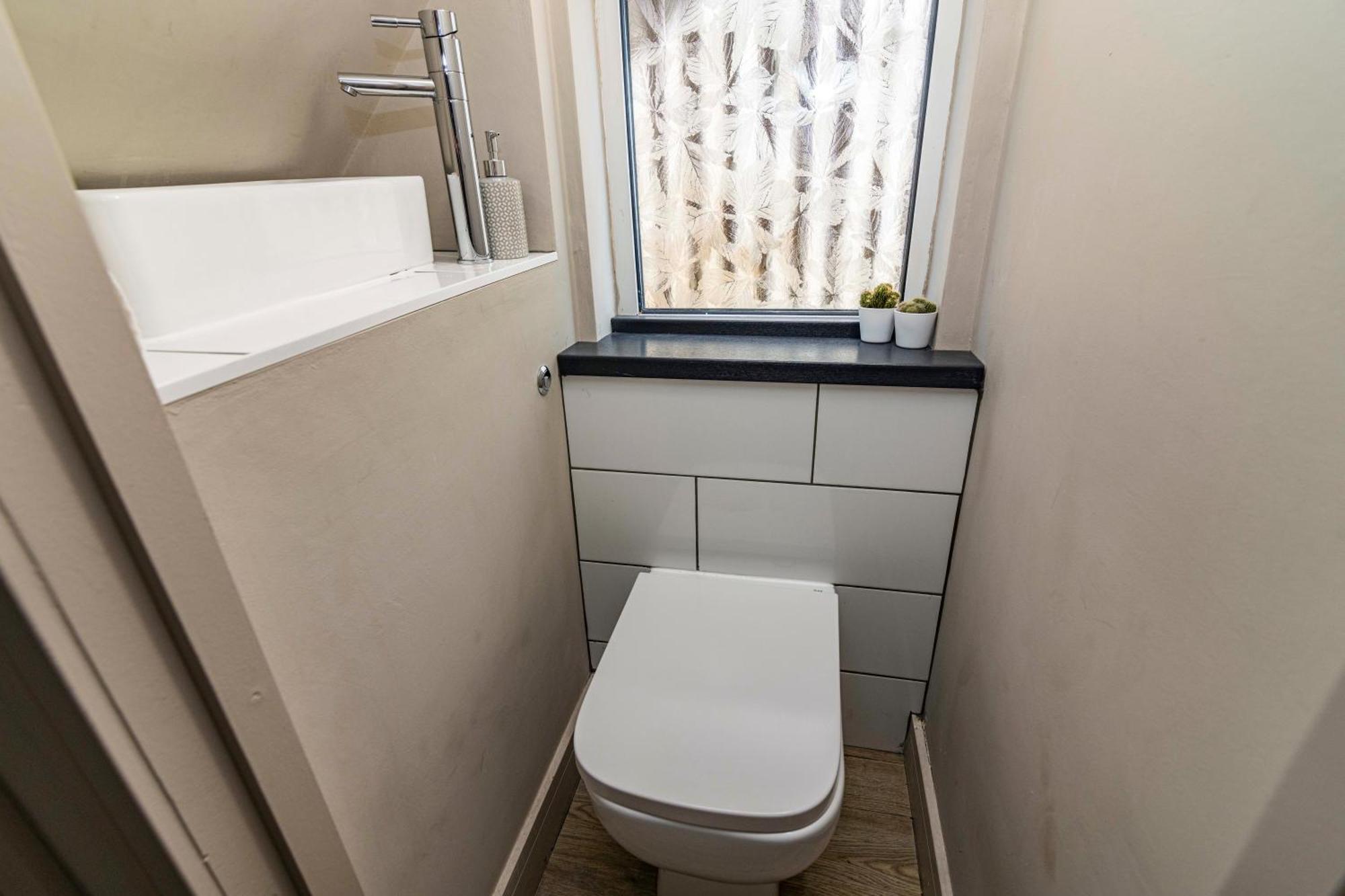 Spacious With Garden-sleeps 5 Contractors, Families, And Group Welcome Бистон