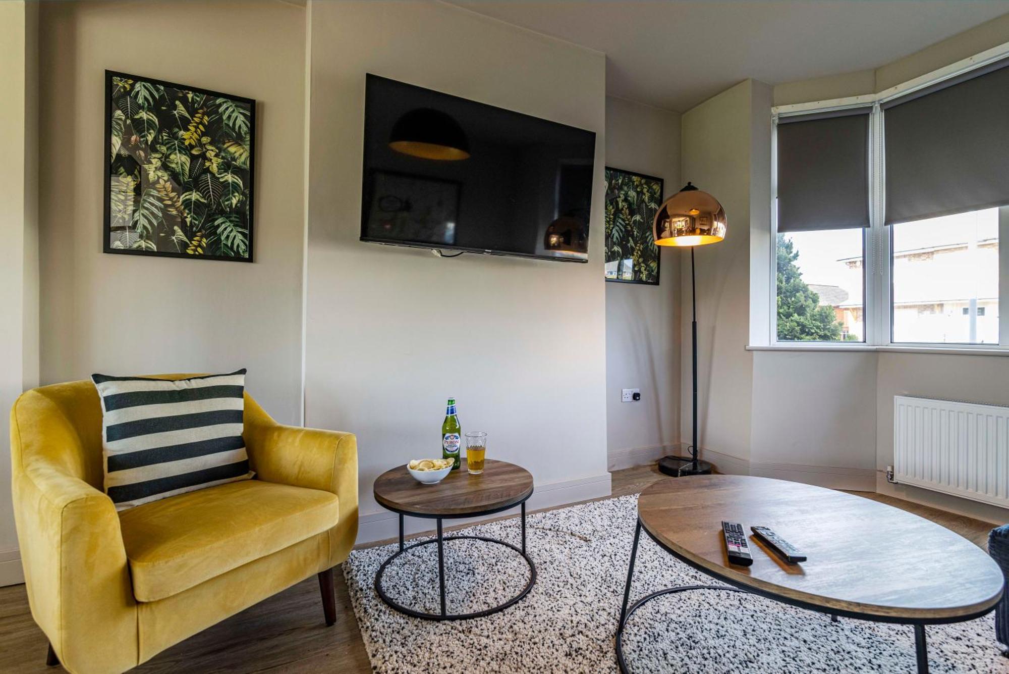 Spacious With Garden-sleeps 5 Contractors, Families, And Group Welcome Вилла Бистон