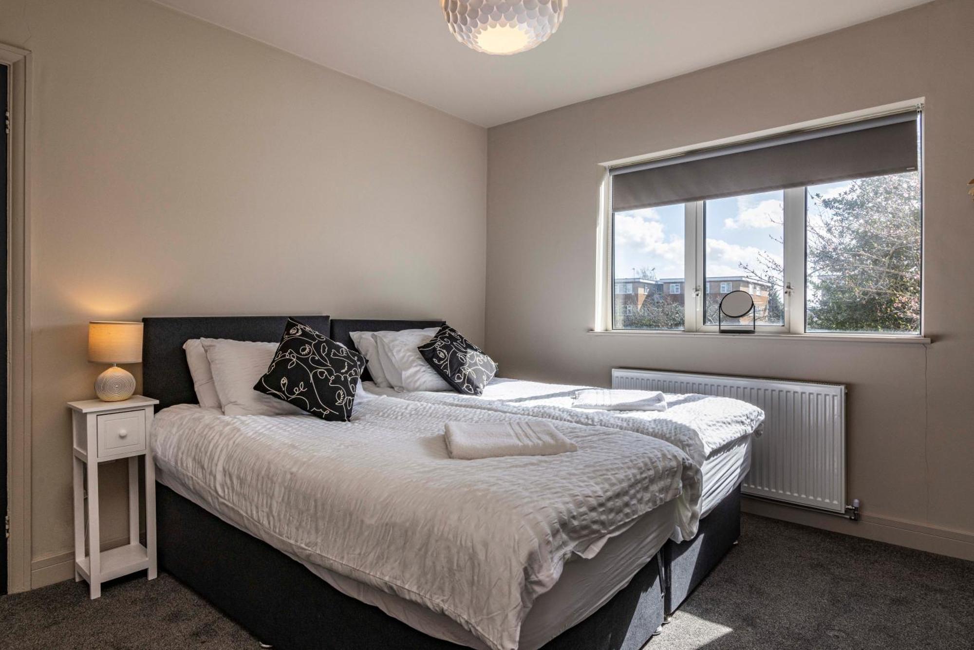 Spacious With Garden-sleeps 5 Contractors, Families, And Group Welcome Бистон