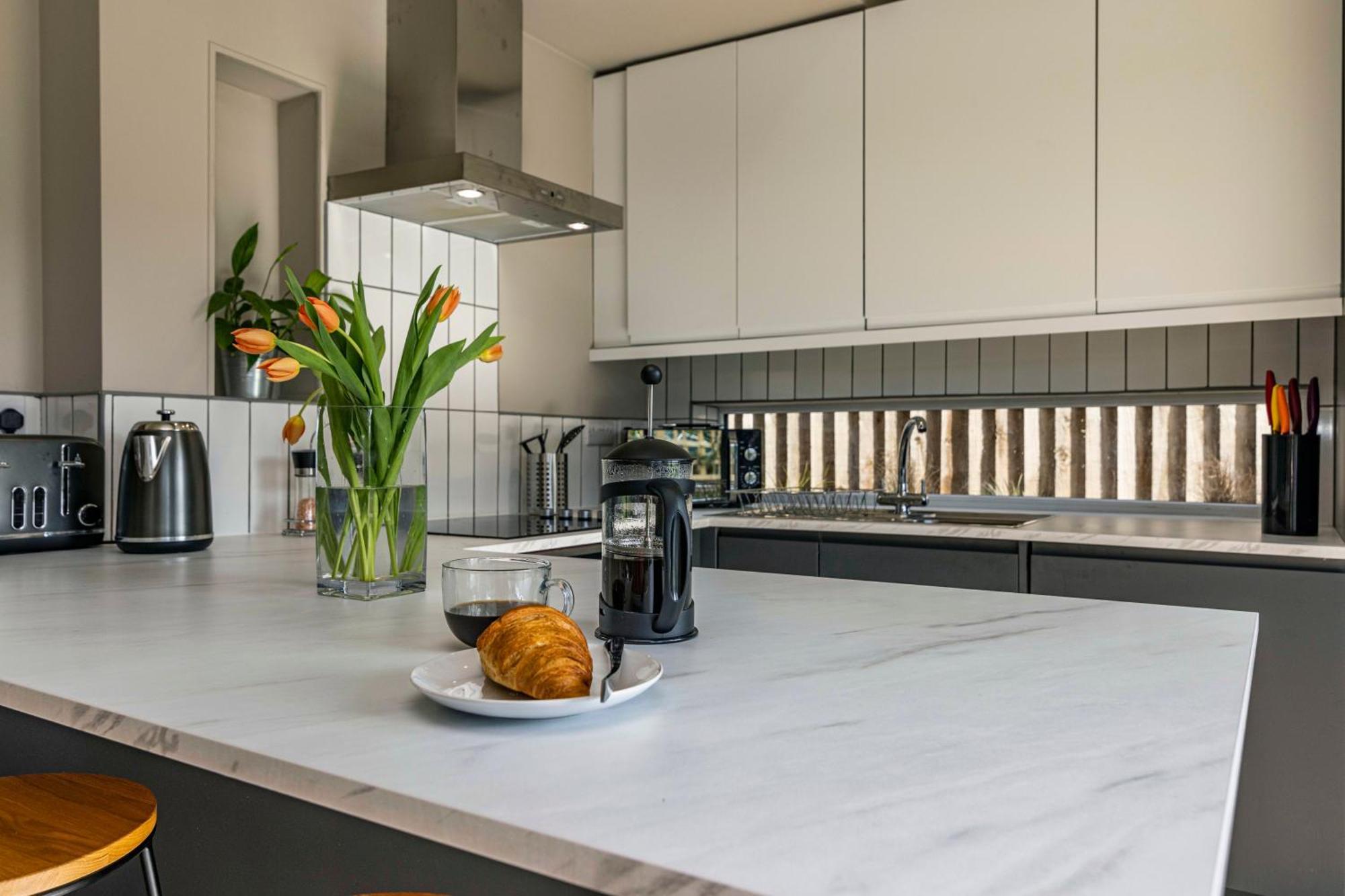 Spacious With Garden-sleeps 5 Contractors, Families, And Group Welcome Бистон