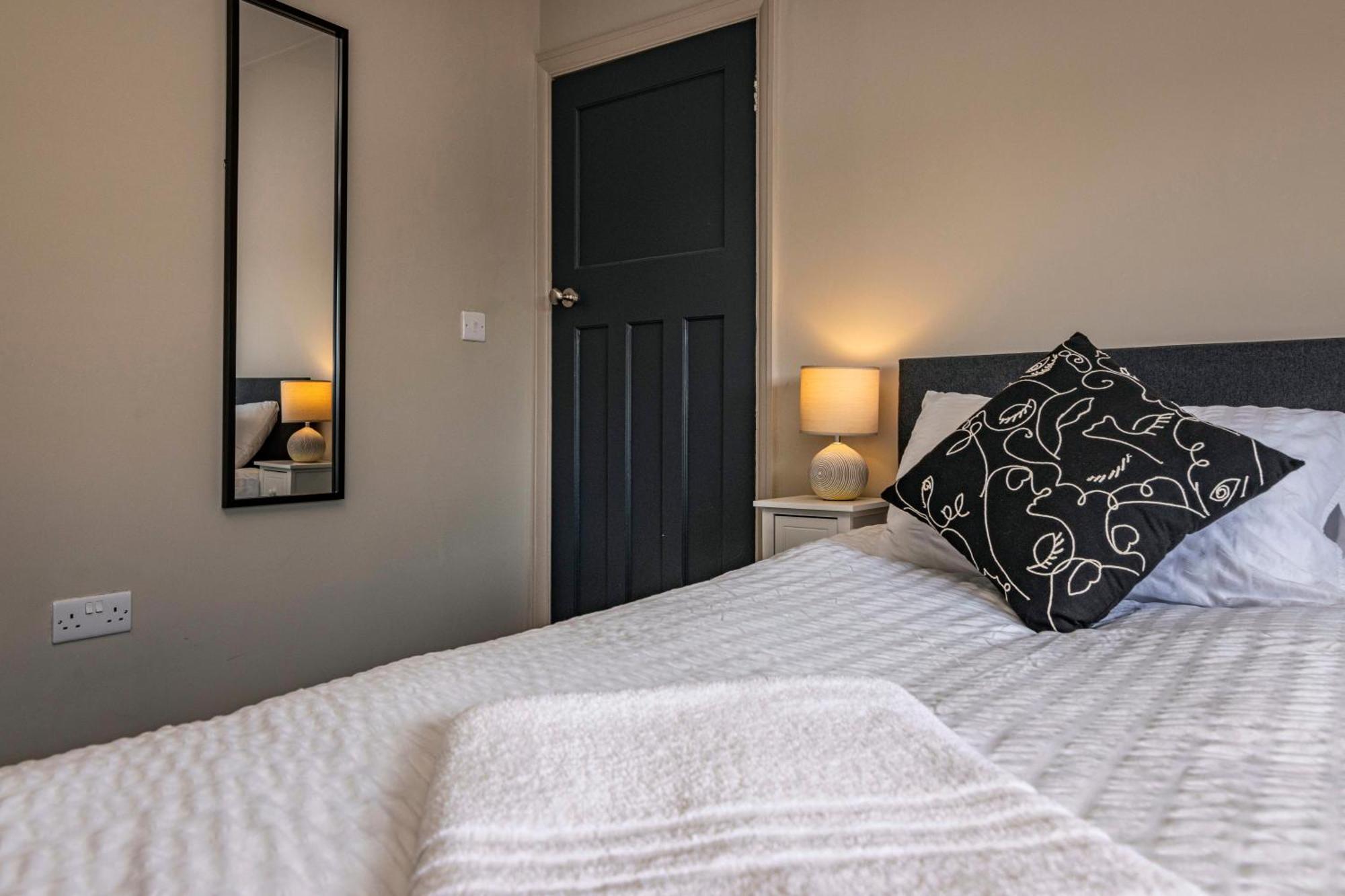 Spacious With Garden-sleeps 5 Contractors, Families, And Group Welcome