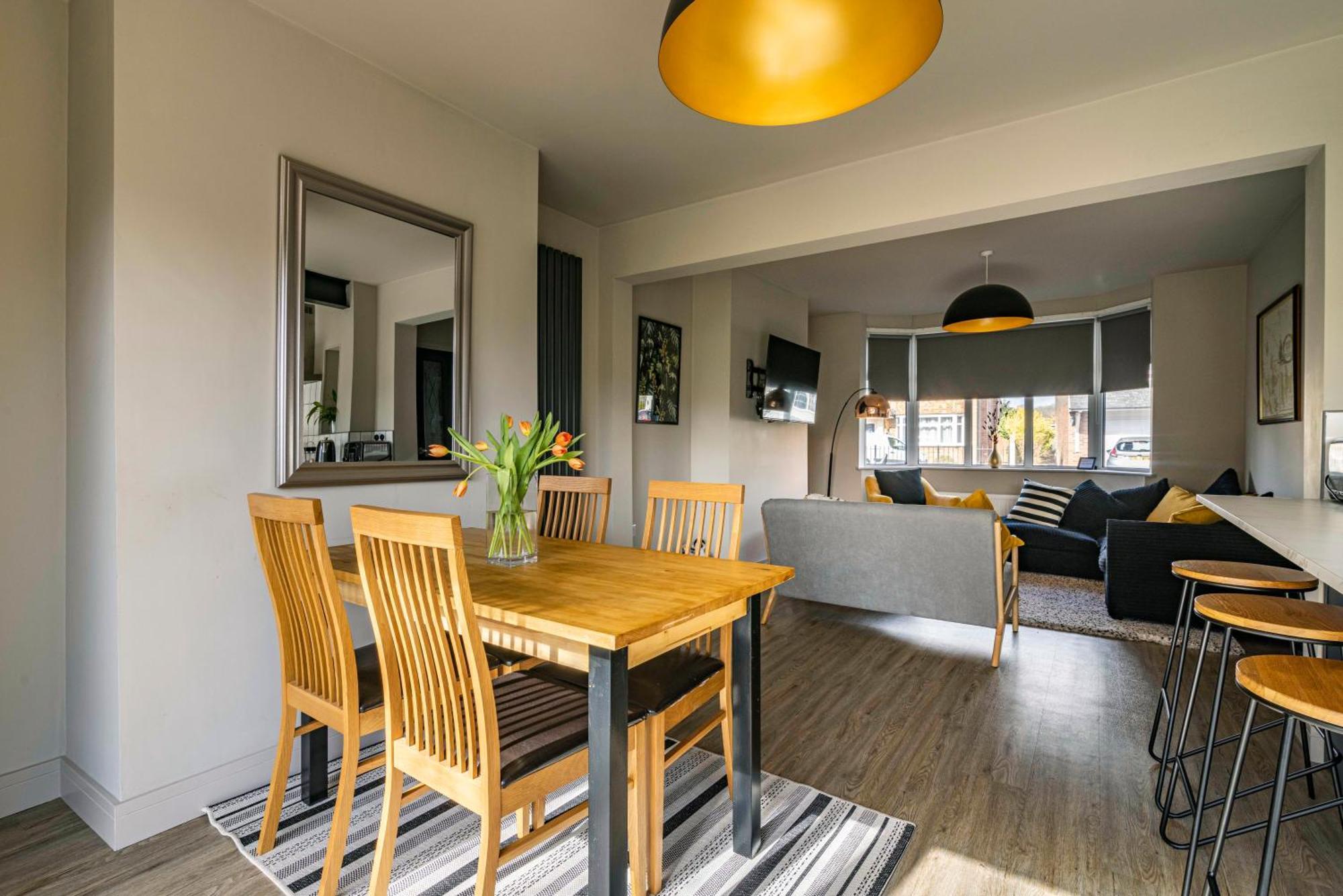 Spacious With Garden-sleeps 5 Contractors, Families, And Group Welcome * Бистон