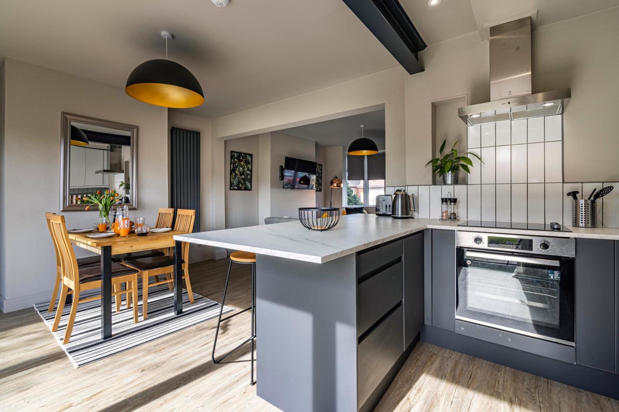 Spacious With Garden-sleeps 5 Contractors, Families, And Group Welcome * Бистон