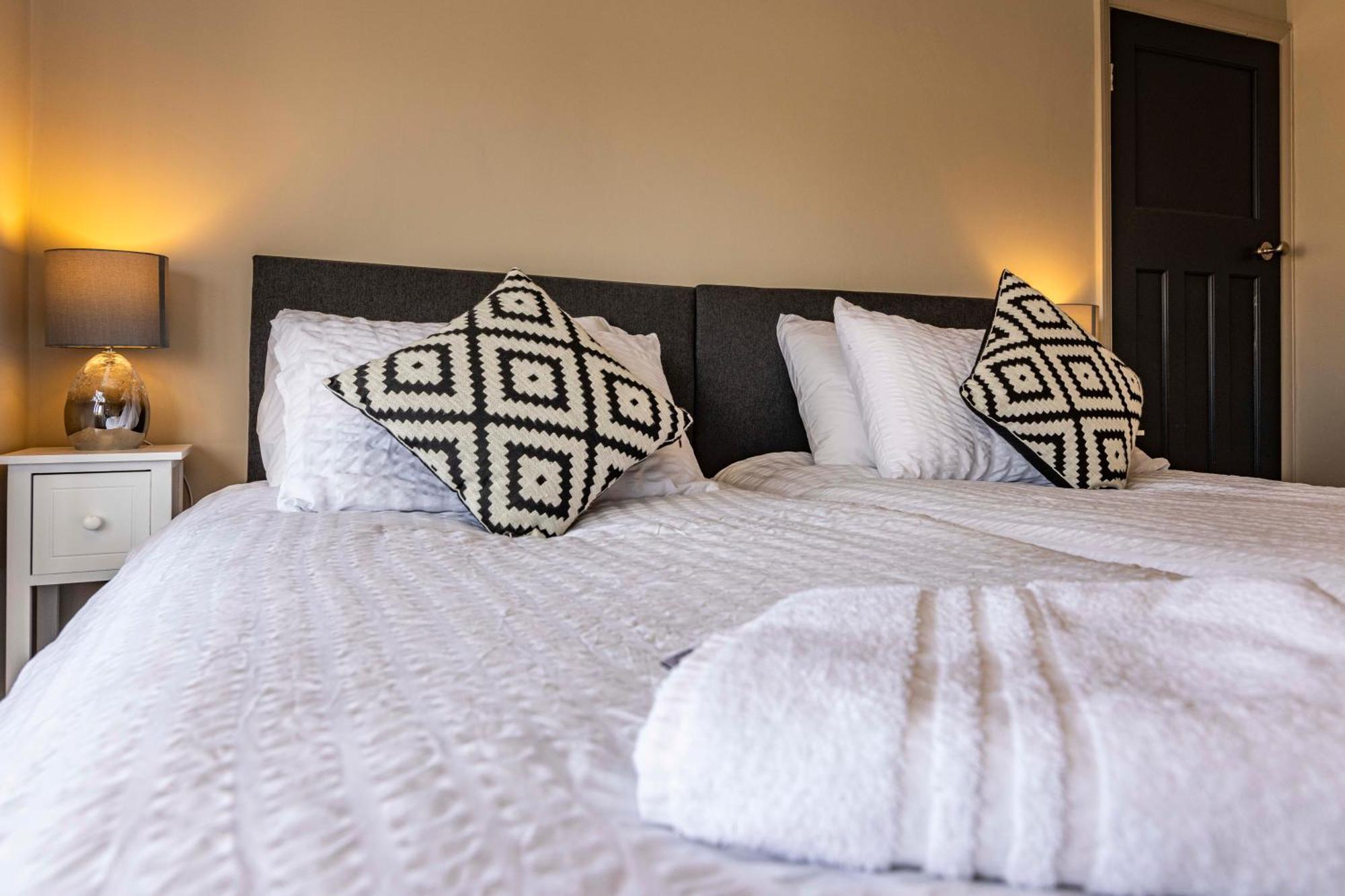 Spacious With Garden-sleeps 5 Contractors, Families, And Group Welcome Вилла Бистон