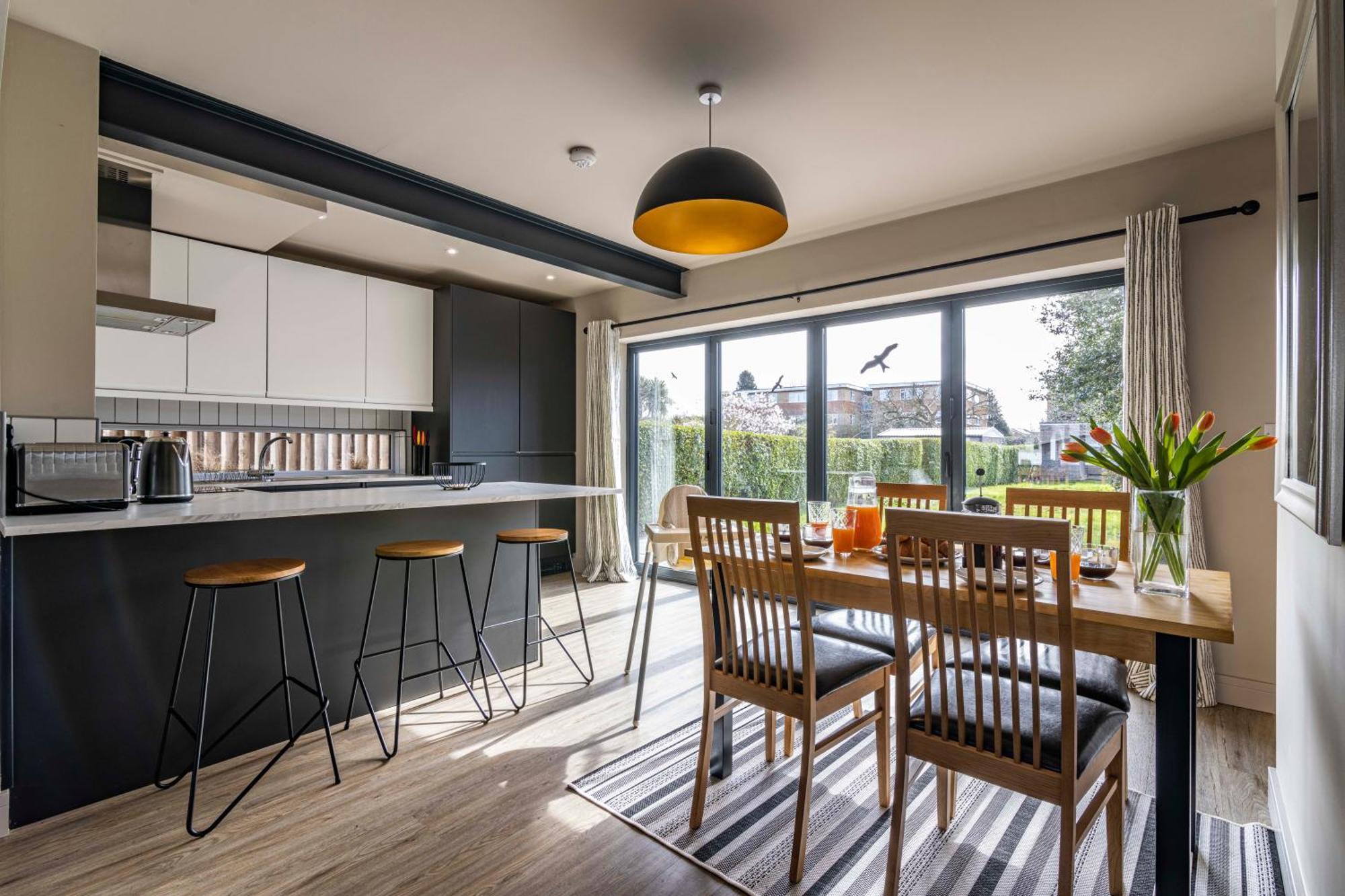 Spacious With Garden-sleeps 5 Contractors, Families, And Group Welcome