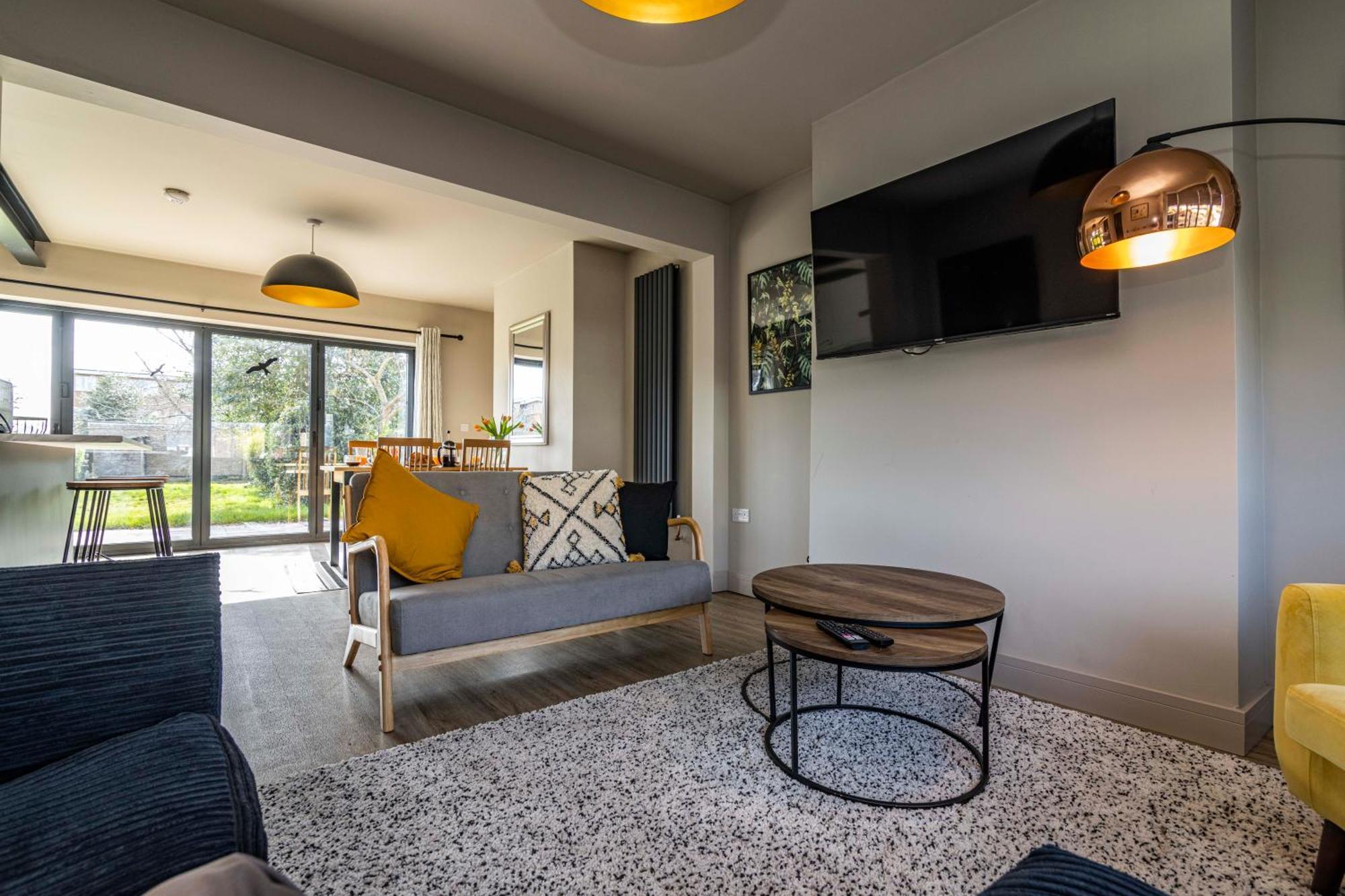 Spacious With Garden-sleeps 5 Contractors, Families, And Group Welcome Бистон