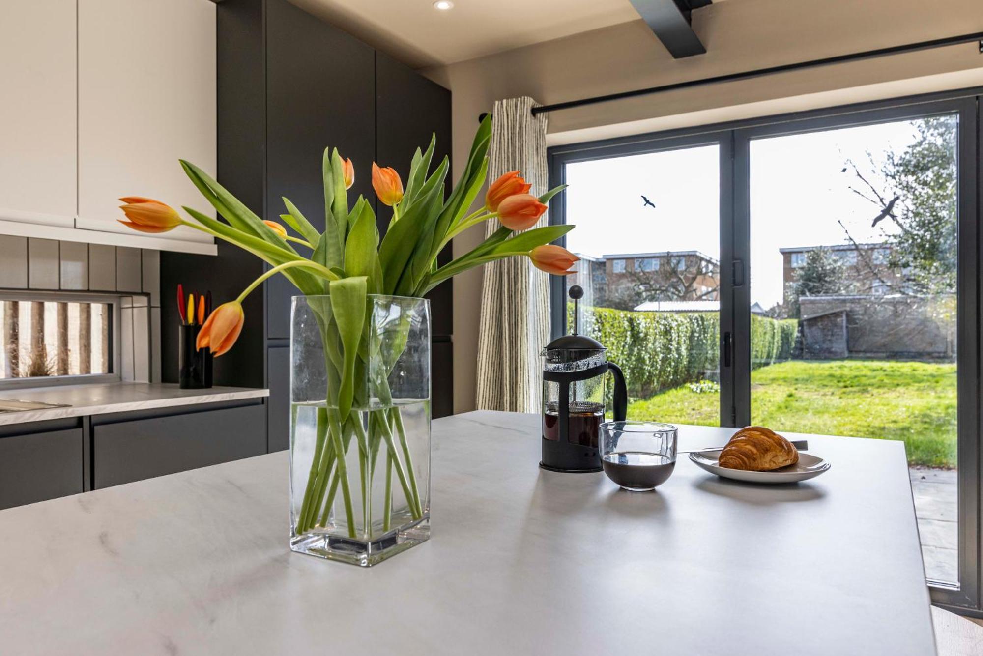 Spacious With Garden-sleeps 5 Contractors, Families, And Group Welcome Бистон
