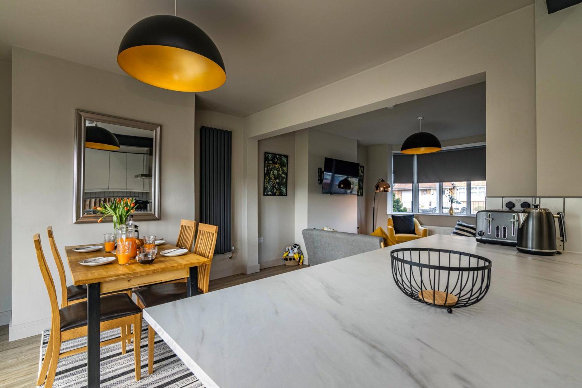 Вилла Spacious With Garden-sleeps 5 Contractors, Families, And Group Welcome Бистон